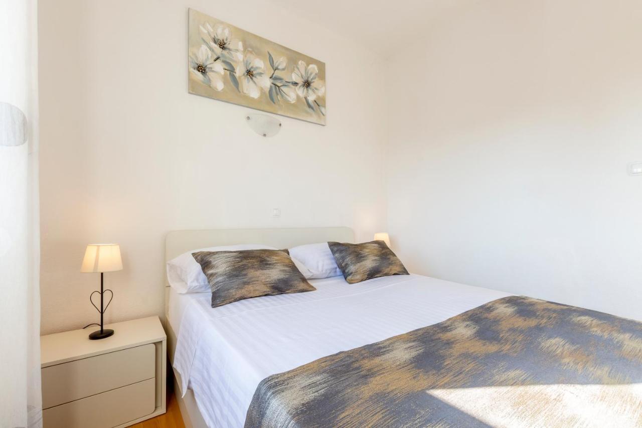 Villa Spark With Heated Pool In Rogoznica Zecevo Luaran gambar